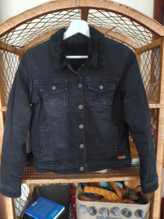 Cazadora vaquera negra con forro de pelo