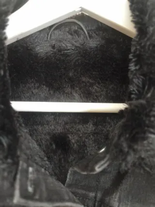 Cazadora vaquera negra con forro de pelo