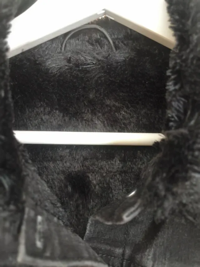 Cazadora vaquera negra con forro de pelo