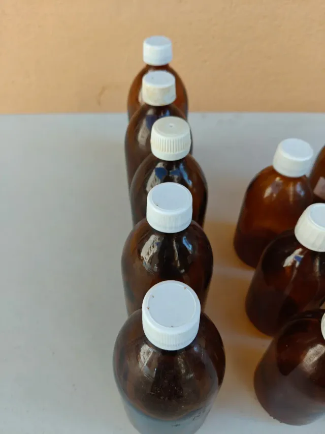 Botes de cristal topacio para propóleo.