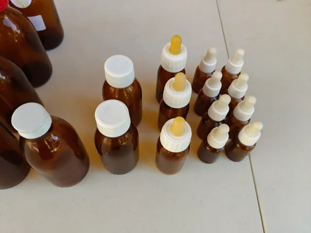 Botes de cristal topacio para propóleo.