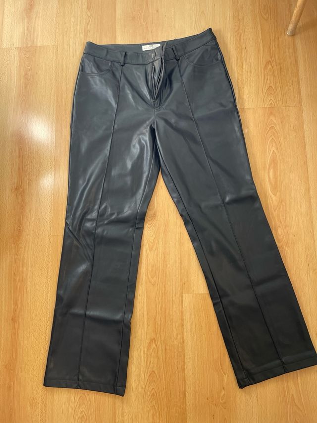 Pantalón polipiel negro Stradivarius