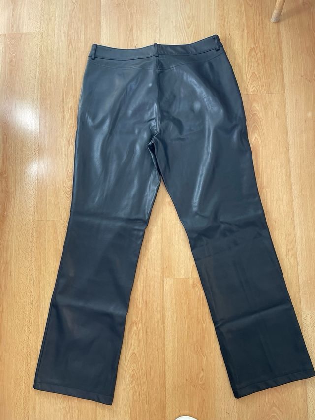 Pantalón polipiel negro Stradivarius