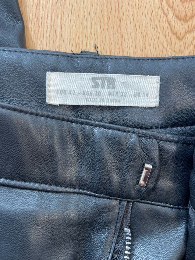 Pantalón polipiel negro Stradivarius