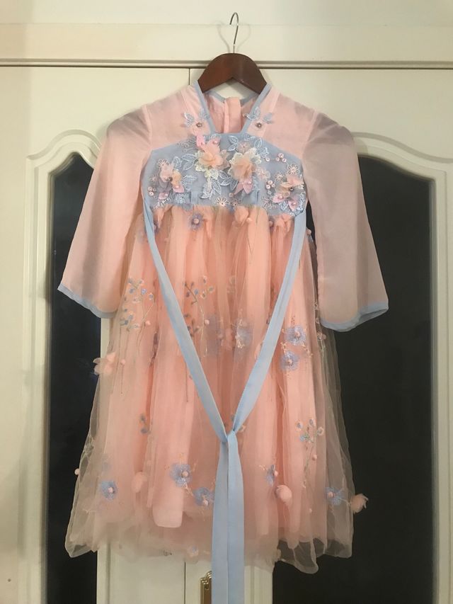 Vestido rosa y azul con flores