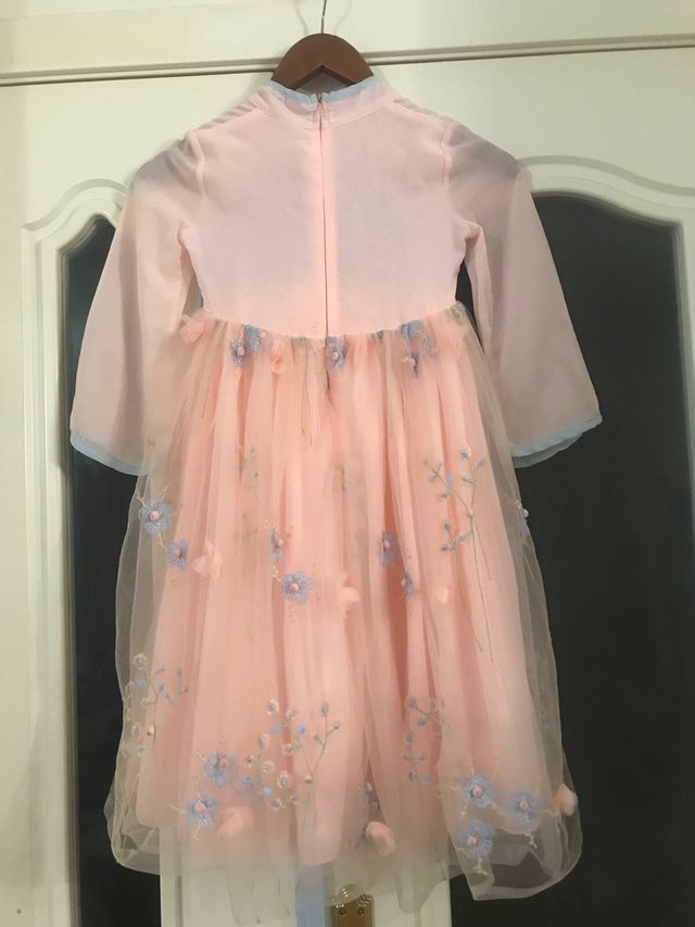 Vestido rosa y azul con flores