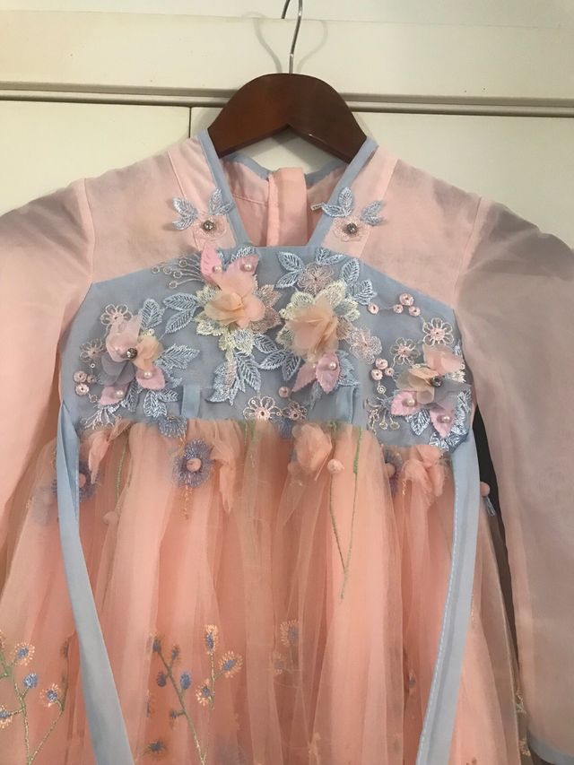 Vestido rosa y azul con flores