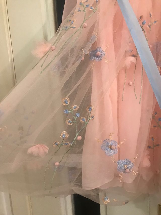 Vestido rosa y azul con flores