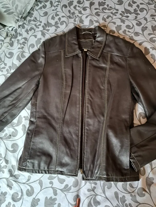 Chaqueta de piel marrón