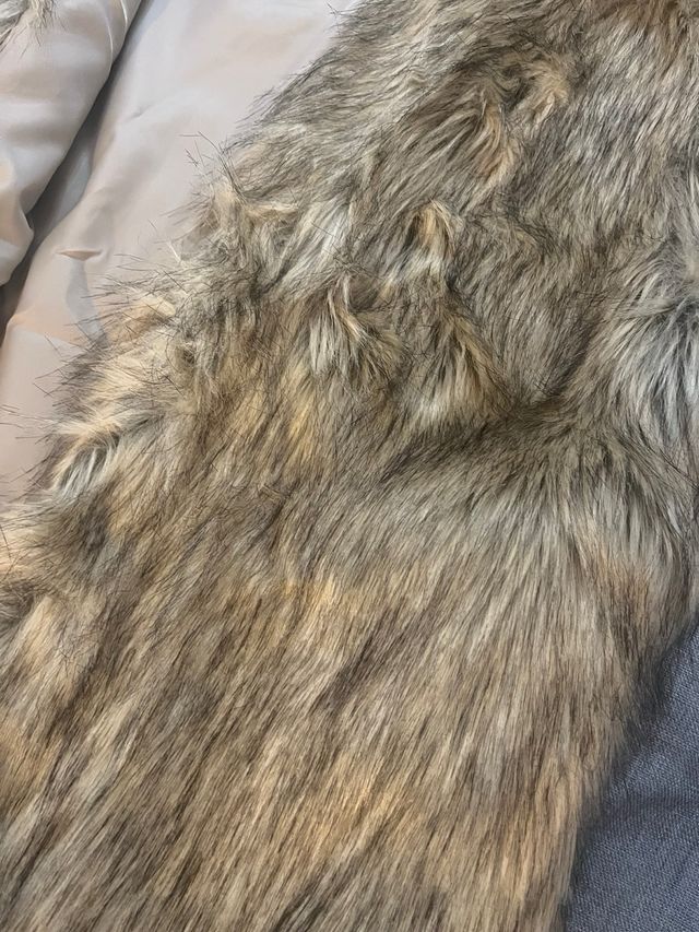 Chaleco de pelo beige y marrón