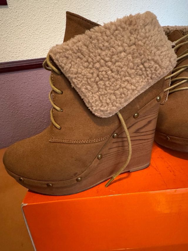 Botines beige con cuña y pelo