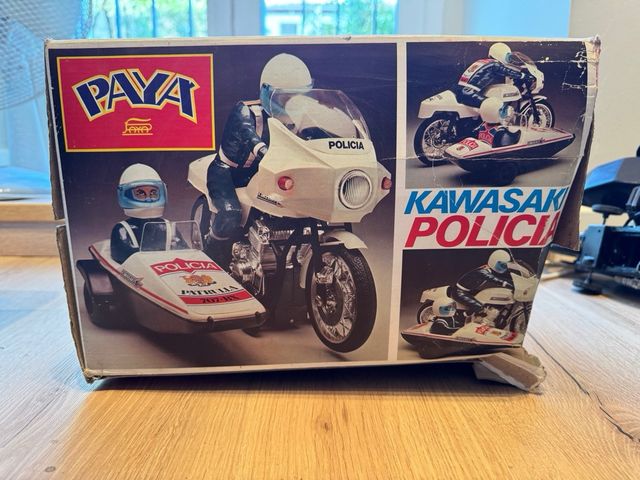 Moto teledirigida Paya Kawasaki Policía