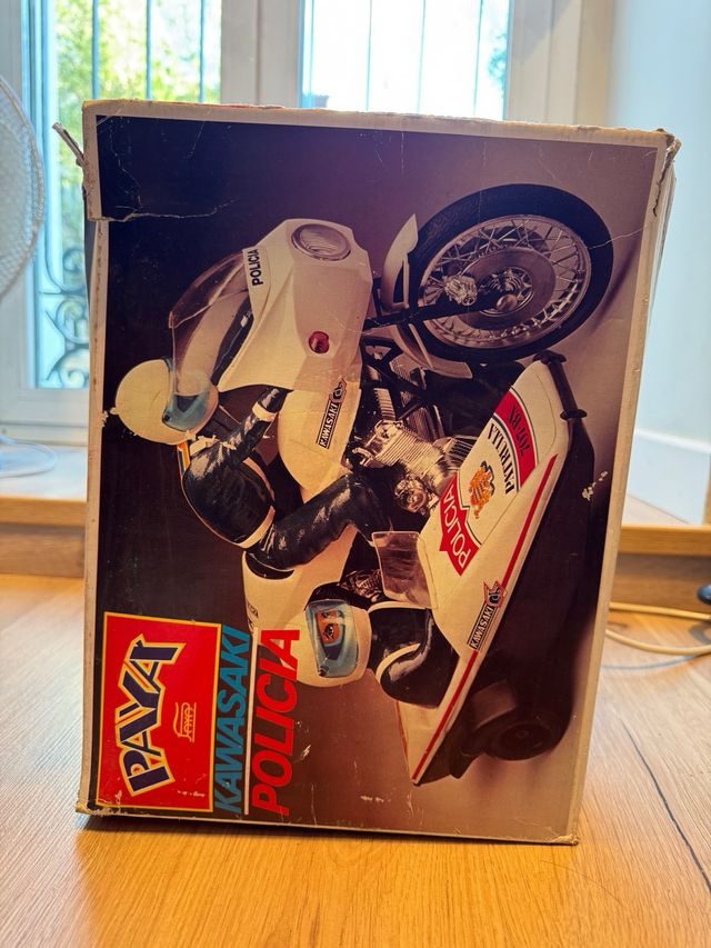 Moto teledirigida Paya Kawasaki Policía