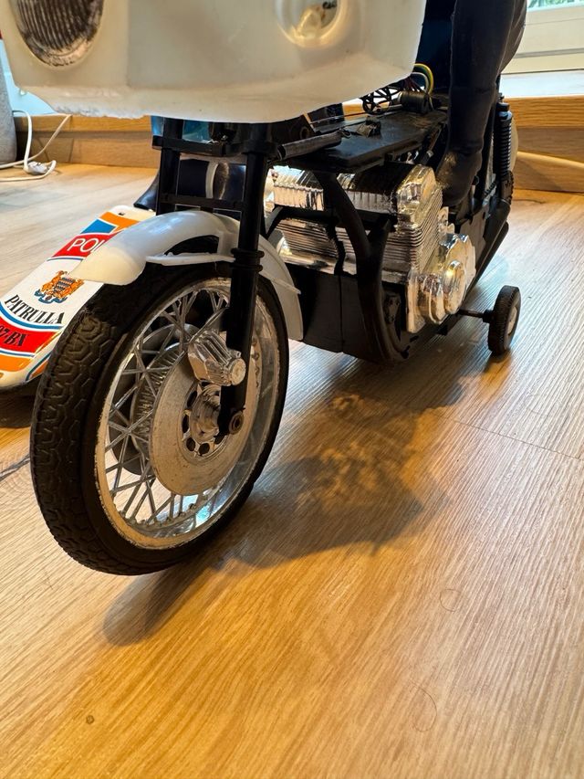 Moto teledirigida Paya Kawasaki Policía