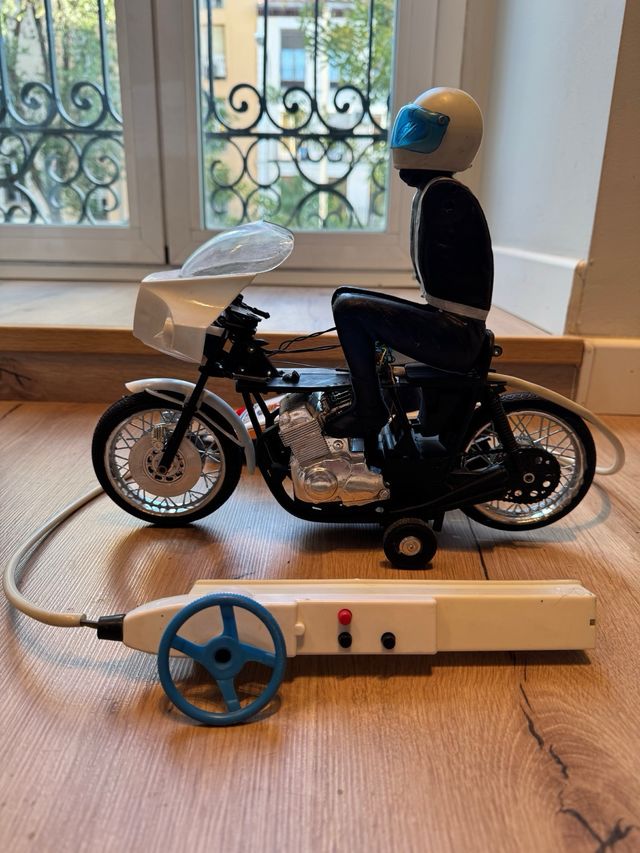 Moto teledirigida Paya Kawasaki Policía