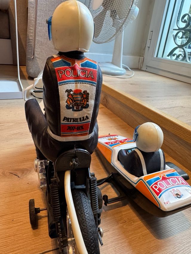 Moto teledirigida Paya Kawasaki Policía