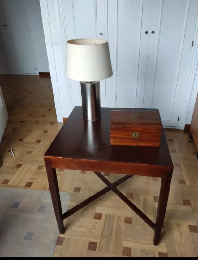 Mesa auxiliar de madera