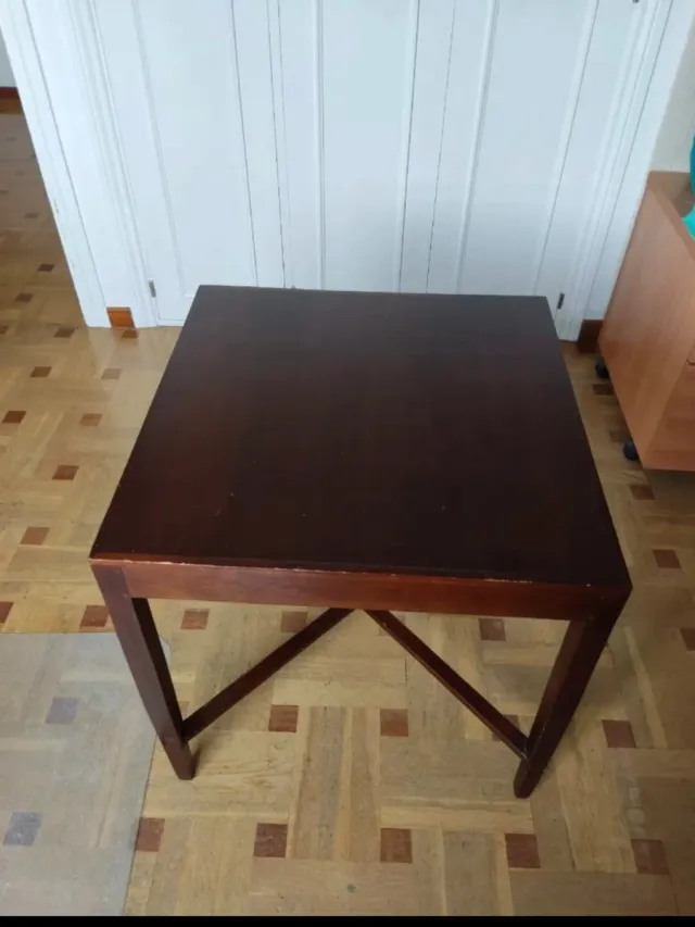 Mesa auxiliar de madera