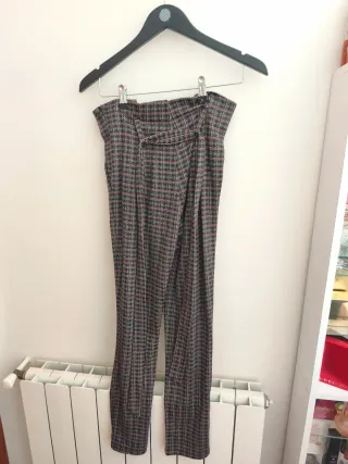 Pantalones de pinza grises y rojos