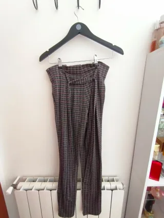 Pantalones de pinza grises y rojos