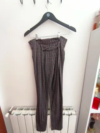 Pantalones de pinza grises y rojos