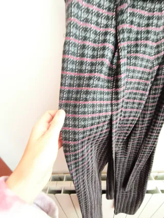 Pantalones de pinza grises y rojos