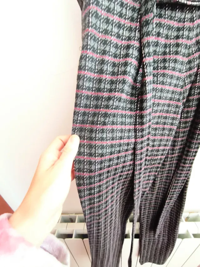 Pantalones de pinza grises y rojos