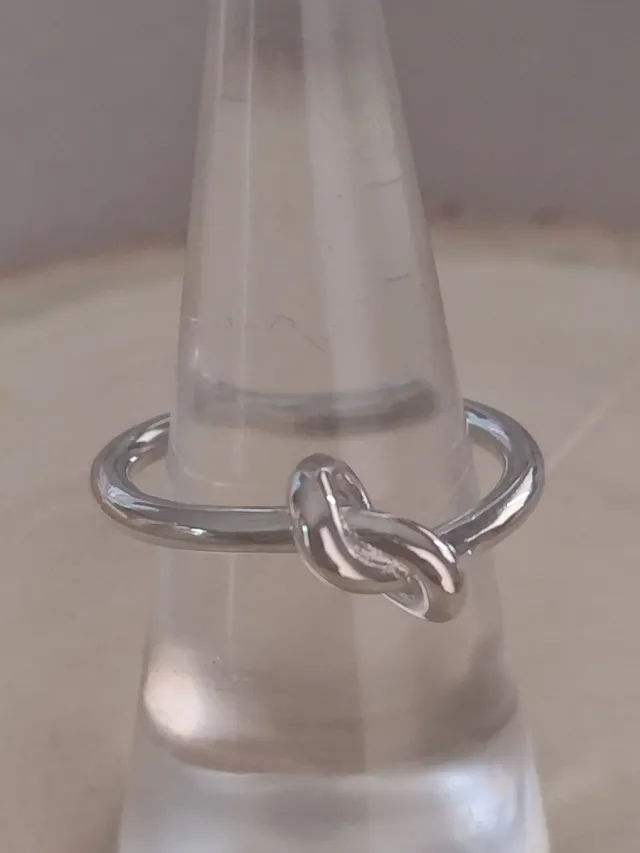 Anillo de plata con nudo