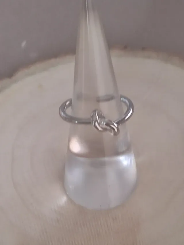 Anillo de plata con nudo