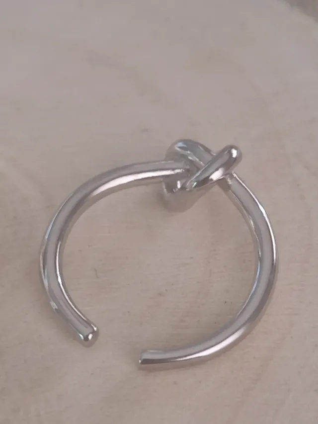 Anillo de plata con nudo