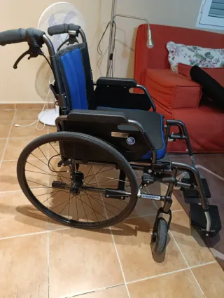 Silla de ruedas aluminio plegable y desmontable.