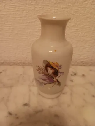 Jarrón de porcelana con niña y flores