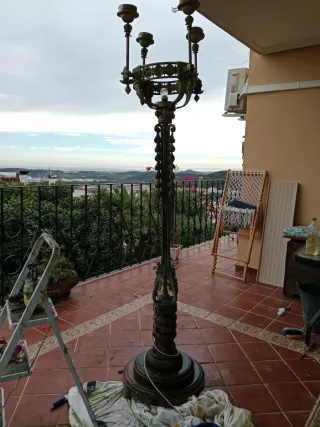 Lámpara de pie antigua de bronce