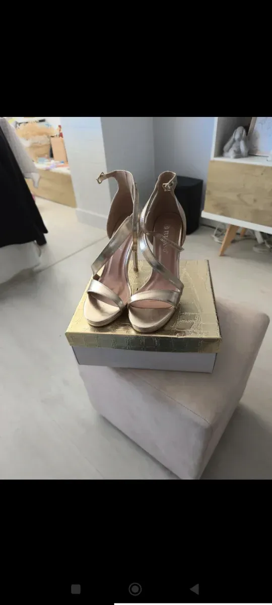 Sandalias de tacón doradas