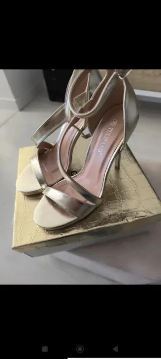 Sandalias de tacón doradas