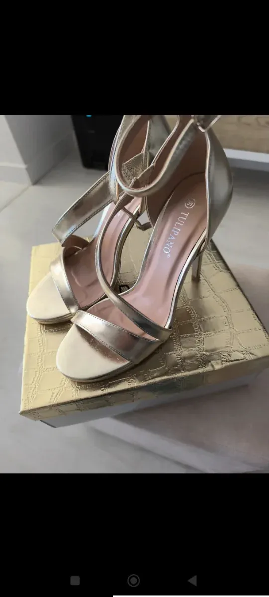 Sandalias de tacón doradas