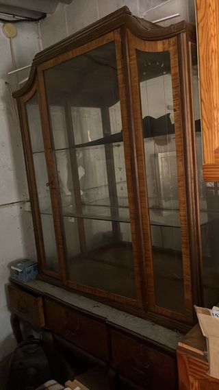 Mueble vitrina de madera y cristal