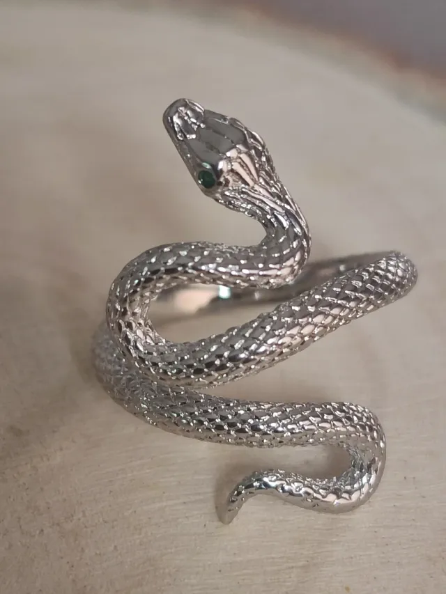 Anillo Serpiente Plata con Ojos Verdes