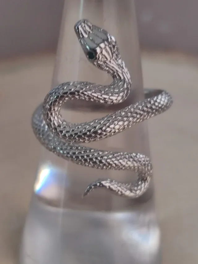 Anillo Serpiente Plata con Ojos Verdes