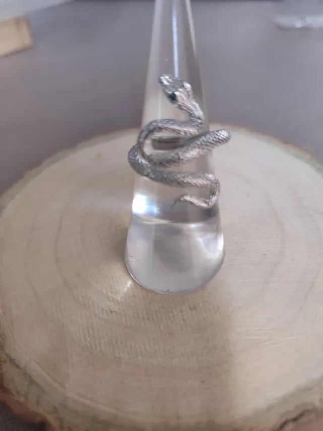 Anillo Serpiente Plata con Ojos Verdes