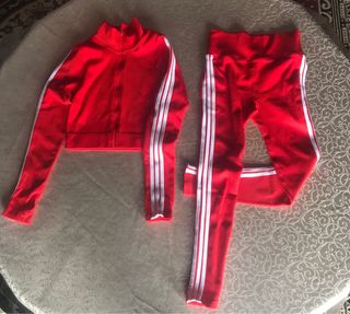 Conjunto deportivo rojo y blanco