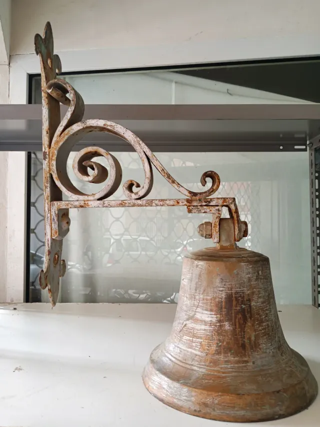 Campana de bronce y hierro forjado S XIX artesanal