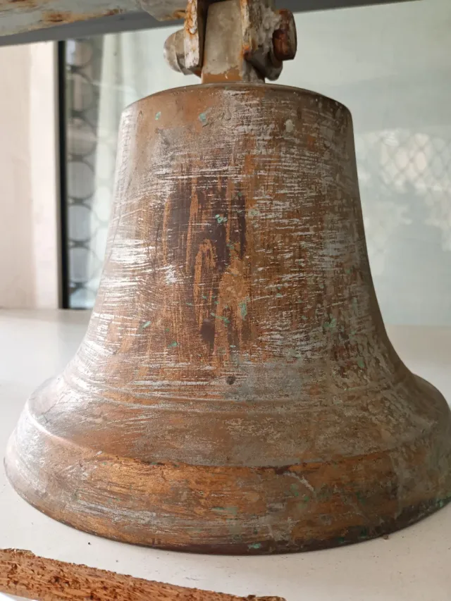 Campana de bronce y hierro forjado S XIX artesanal