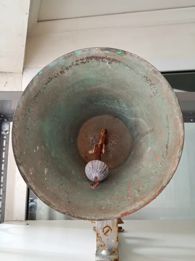 Campana de bronce y hierro forjado S XIX artesanal