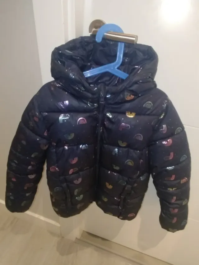 Cazadora niña azul con arcoíris.Talla 7 o 8 años.