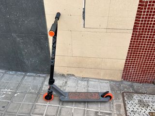 Patinete de trucos naranja y gris