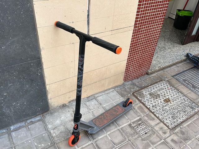 Patinete de trucos naranja y gris