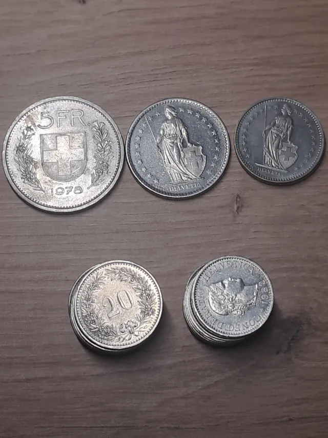 Lote com 5 tipos de moedas suíças de 1978-1983