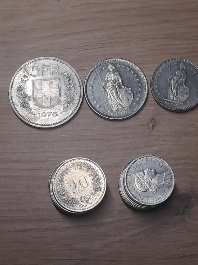 Lote com 5 tipos de moedas suíças de 1978-1983