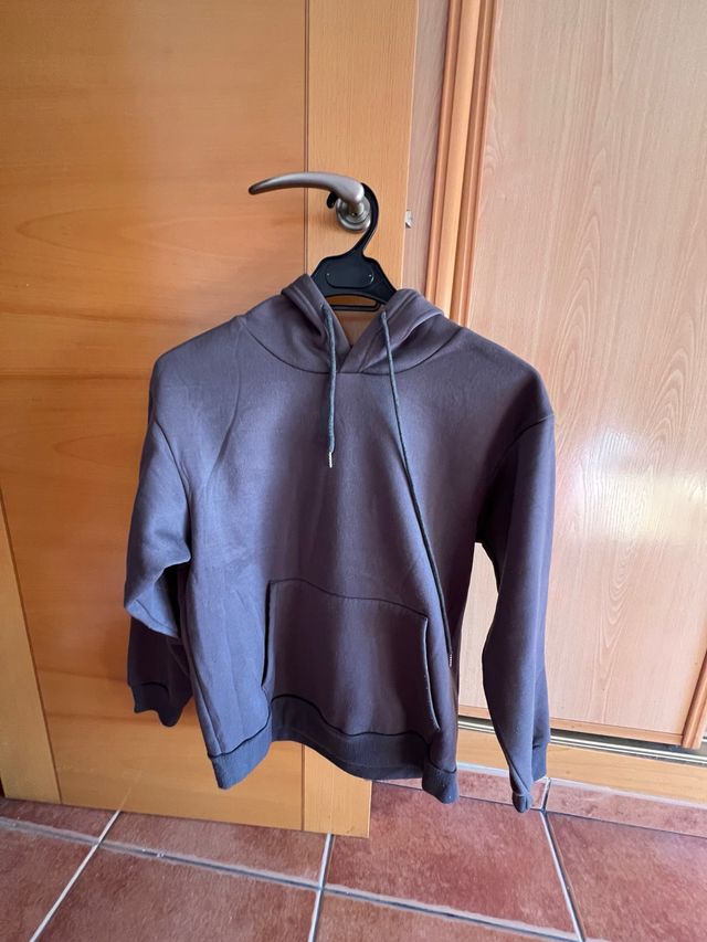 Sudadera gris oscuro con capucha
